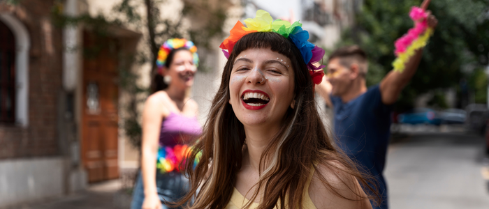 Carnaval 2026 em Angra dos Reis tem início com desfile de inclusão social, diversidade e valorização da cultura local, com programação que segue até terça-feira.