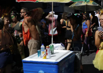  Especialistas alertam sobre fraudes com cartões de crédito, maquininhas adulteradas e PIX durante o carnaval. Veja dicas para proteger seu dinheiro e curtir a folia com segurança.