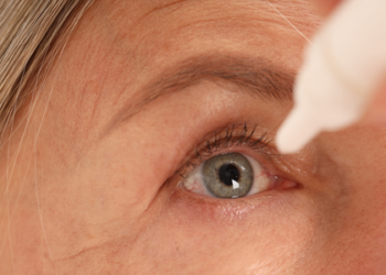 Especialistas alertam que o uso excessivo de colírios, mesmo sem prescrição, pode reduzir a lubrificação natural dos olhos e favorecer a síndrome do olho seco.