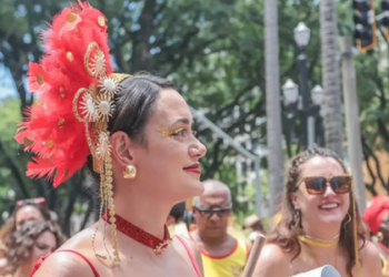 O Ministério das Mulheres intensifica a campanha “Se liga ou eu ligo 180” no Carnaval, ampliando ações em 18 estados para combater assédio e violência de gênero. Denúncias podem ser feitas pelo 180 ou 190.