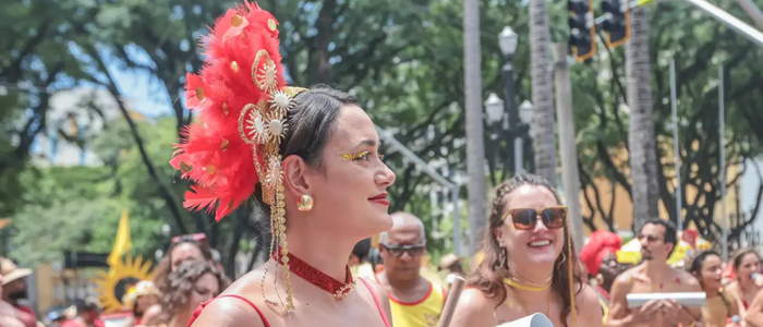 O Ministério das Mulheres intensifica a campanha “Se liga ou eu ligo 180” no Carnaval, ampliando ações em 18 estados para combater assédio e violência de gênero. Denúncias podem ser feitas pelo 180 ou 190.