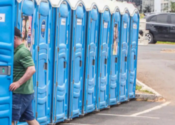 Durante o Carnaval, segurar a urina aumenta o risco de infecção urinária, principalmente para mulheres. Especialistas recomendam hidratação, higiene e rotina de micção adequada.