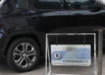 IMTT de Campos esclarece que vagas em recuo de calçada não podem ser privatizadas por lojas. Regra atende orientação do Ministério Público e segue norma do Contran.