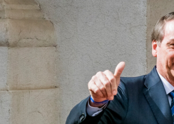 O ex-presidente Jair Bolsonaro passou mal durante caminhada nesta segunda-feira (16), com tontura e aumento da pressão arterial. Ele recebeu atendimento médico e segue sendo monitorado.