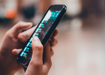 Carnaval aumenta risco de furtos de celular e golpes digitais. Especialistas explicam como criminosos acessam apps bancários e dão dicas para proteger contas e dados pessoais.