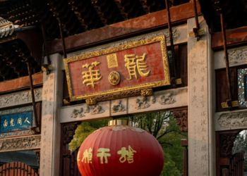 Entenda o significado do Ano Novo Chinês 2026, regido pelo Cavalo de Fogo, e as tradições que simbolizam sorte, proteção e renovação.