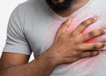 Estudo aponta que homens acima dos 35 anos têm risco maior de infarto que mulheres. Especialistas recomendam monitorar saúde cardíaca e reconhecer sinais de alerta.