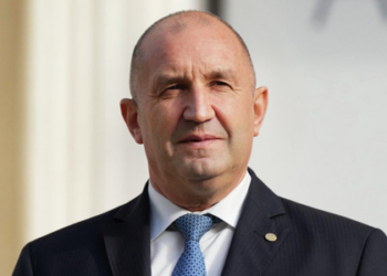 Presidente da Bulgária, Rumen Radev, anuncia renúncia para disputar eleições parlamentares antecipadas após impasse político no Parlamento.