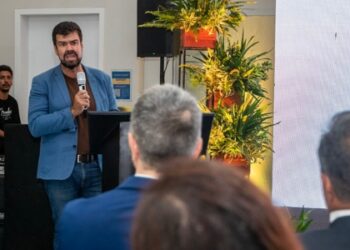 Aeroporto de Macaé passa a operar com usina solar própria, investimento de R$ 2,94 milhões que reforça sustentabilidade e eficiência energética.