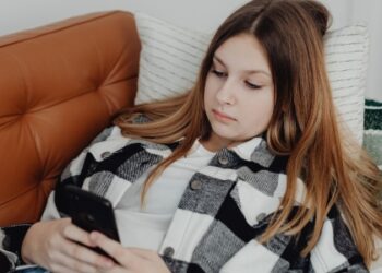 Projeto de decreto amplia exigências do ECA Digital e determina verificação rigorosa de idade em apostas, pornografia e serviços restritos.