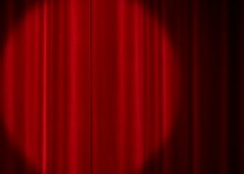 Crianças e adolescentes podem estudar teatro de graça em Macaé.