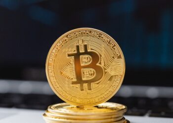 Bitcoin registra forte queda, desencadeia liquidações bilionárias e pressiona todo o mercado cripto.