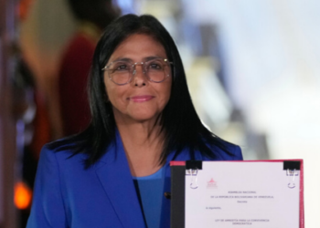 A presidente interina da Venezuela sancionou a Lei de Anistia para a Convivência Democrática, destinada a restaurar a paz social e política, com critérios e limitações definidos para determinados crimes graves.