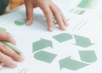 Cientistas criam método solar para converter dióxido de carbono em base para combustíveis líquidos.
