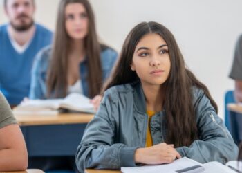 Nem todo TDAH aparece como agitação. O tipo desatento passa anos despercebido e muitas vezes é confundido com preguiça, cansaço ou distração comum.