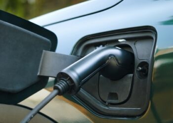 Governo dos EUA revoga regra que incentivava produção de veículos elétricos ao alterar cálculo federal de economia de combustível.