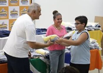 Kits incluem camisas, calças e jaquetas e beneficiam milhares de estudantes do município.