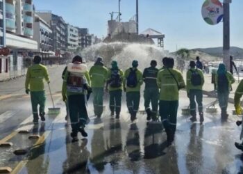 Operação especial reforça limpeza urbana na cidade.