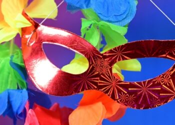 Matinês do Carnaval 2026 em Rio das Ostras valorizam marchinhas, inclusão de pessoas com TEA, participação de pets e programação cultural diversificada.
