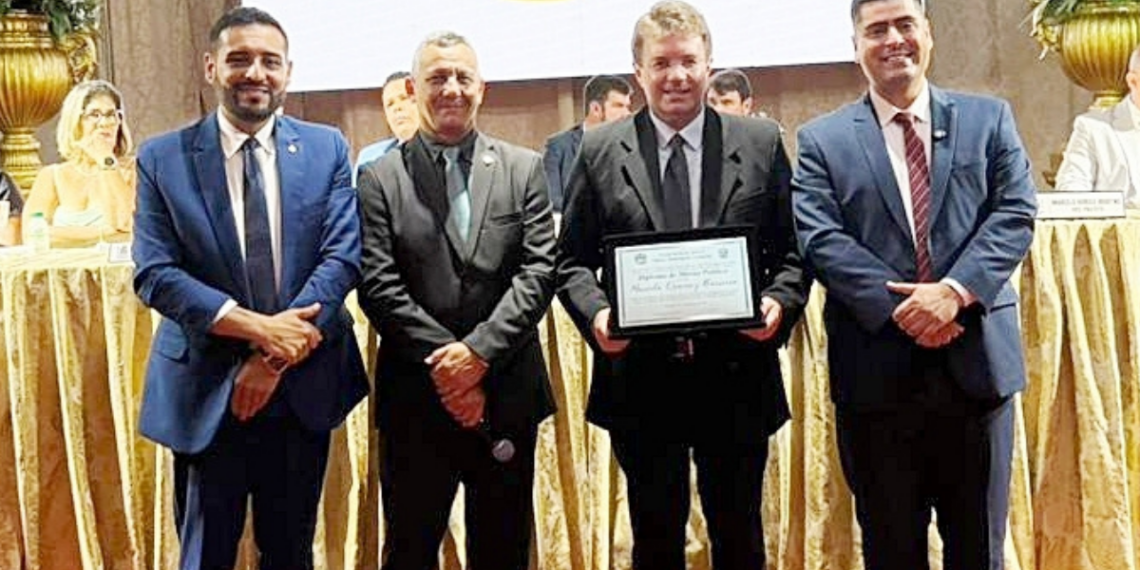 Secretário de Saúde é homenageado durante celebração dos 31 anos de Carapebus