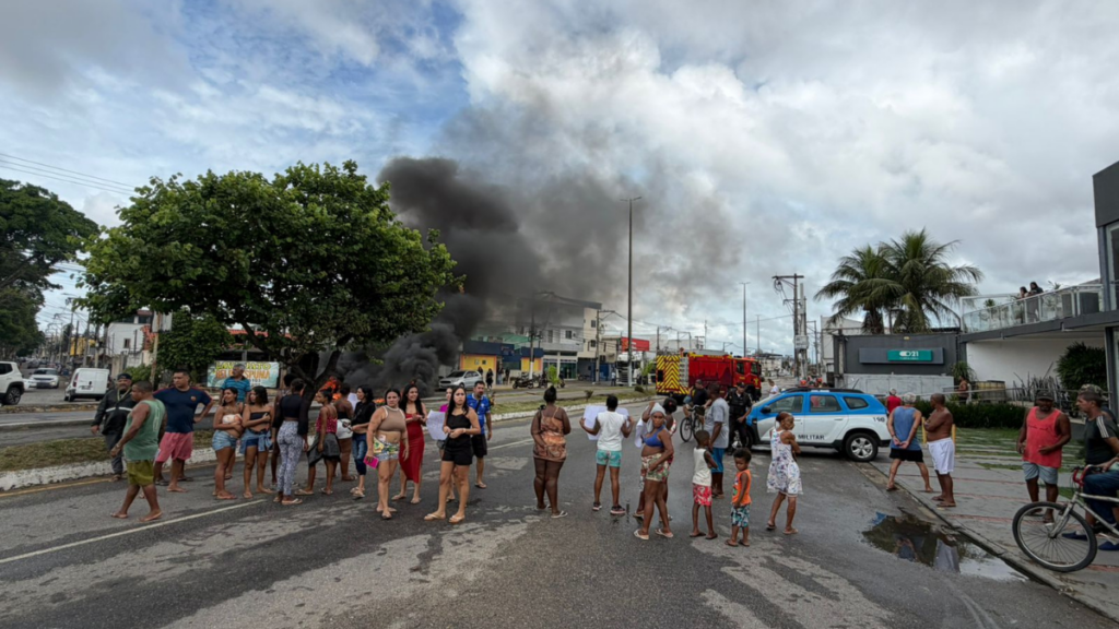 Manifestantes bloquearam a Avenida Alberto Lamego, em Campos, após decisão da Codemca sobre demolição de quiosque no Parque Maciel.