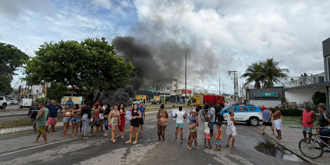 Manifestantes bloquearam a Avenida Alberto Lamego, em Campos, após decisão da Codemca sobre demolição de quiosque no Parque Maciel.