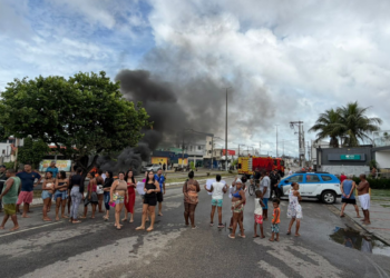 Manifestantes bloquearam a Avenida Alberto Lamego, em Campos, após decisão da Codemca sobre demolição de quiosque no Parque Maciel.