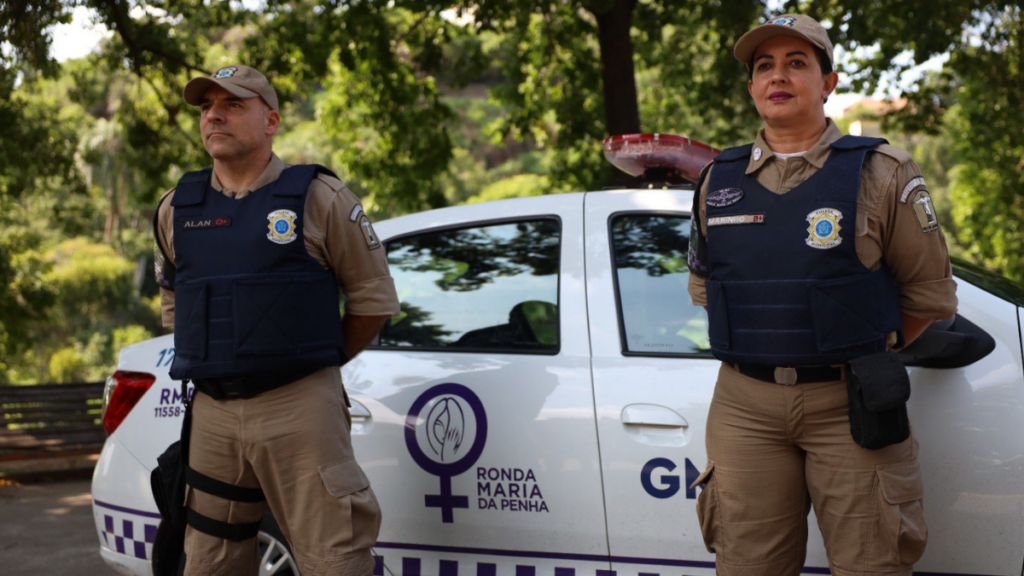 A Ronda Maria da Penha da Guarda Municipal do Rio já atendeu 10.550 mulheres desde 2021 e mantém mais de 5 mil medidas protetivas em acompanhamento.