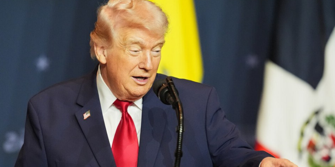 Durante reunião internacional na Flórida, Trump afirmou que os EUA podem usar armamento de precisão para eliminar líderes de cartéis na América Latina.