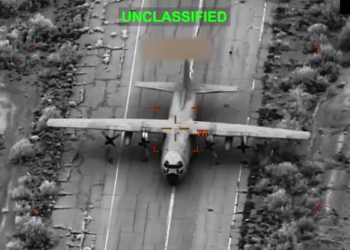 Estados Unidos divulgam imagens de ataques contra aeronaves iranianas e informam que operação militar já atingiu mais de 5 mil alvos no Irã.