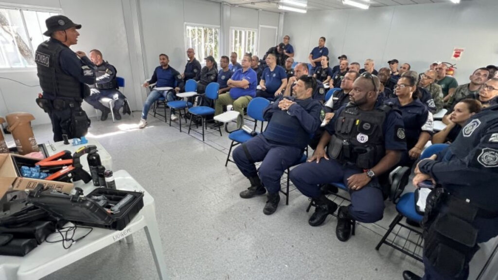 Capacitação da Guarda Municipal de Rio das Ostras reforça preparo com equipamentos não letais.