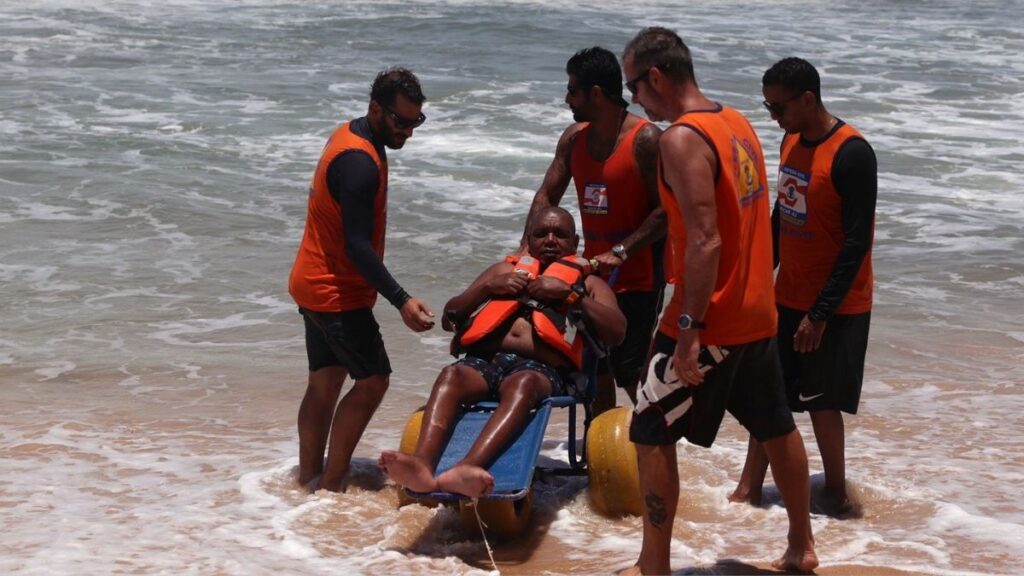 Iniciativa garante banho de mar assistido no município