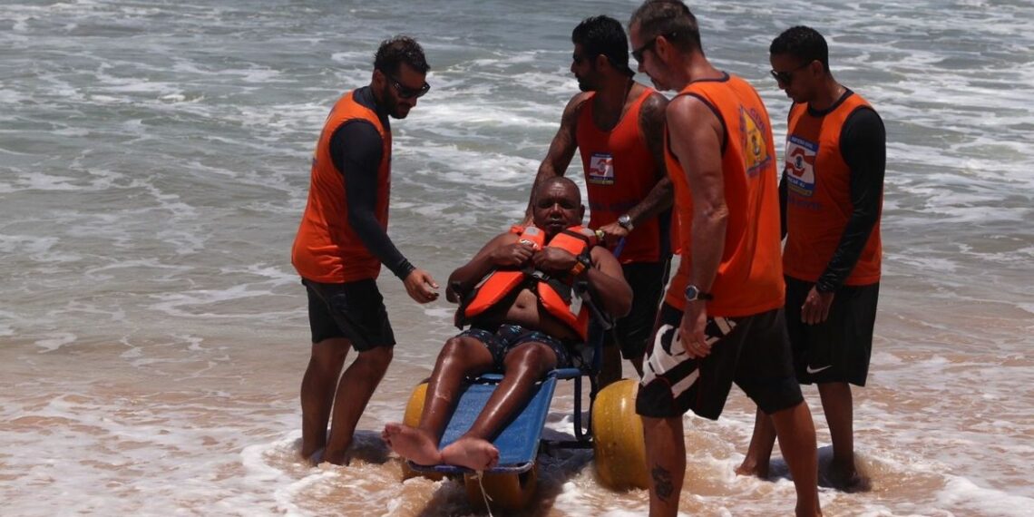 Iniciativa garante banho de mar assistido no município