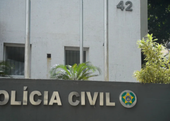Polícia investiga esquema de descarte ilegal de lixo ligado ao crime organizado no Rio de Janeiro.