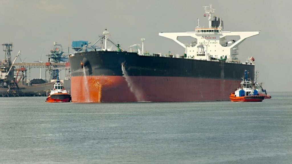 Navios russos desafiam sanções enquanto Cuba enfrenta apagões.