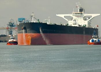 Navios russos desafiam sanções enquanto Cuba enfrenta apagões.