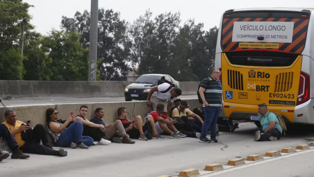 Sequestro de ônibus na Praça Seca provoca paralisação de linhas e bloqueio de vias no Rio de Janeiro
