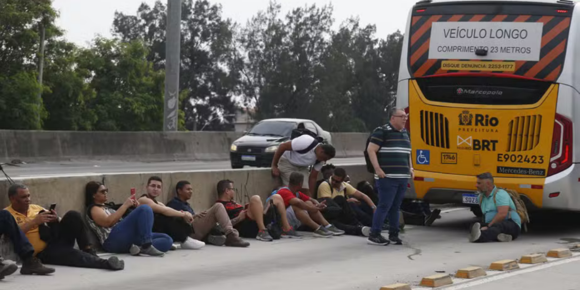 Sequestro de ônibus na Praça Seca provoca paralisação de linhas e bloqueio de vias no Rio de Janeiro