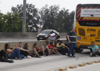 Sequestro de ônibus na Praça Seca provoca paralisação de linhas e bloqueio de vias no Rio de Janeiro