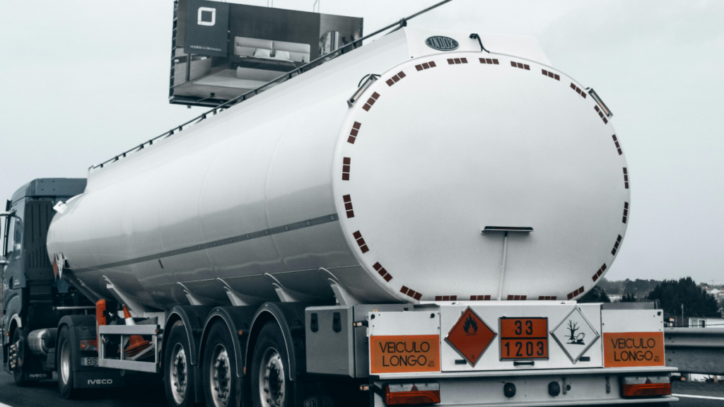 Caminhoneiros avaliam paralisações diante da alta do diesel. Entidades negam greve nacional, mas impactos já preocupam logística e abastecimento.
