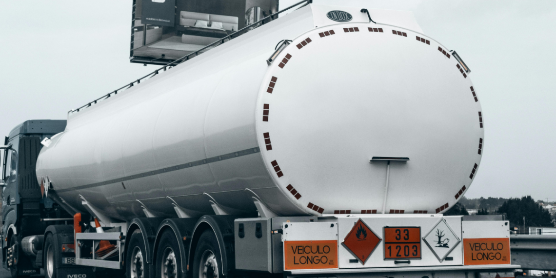 Caminhoneiros avaliam paralisações diante da alta do diesel. Entidades negam greve nacional, mas impactos já preocupam logística e abastecimento.