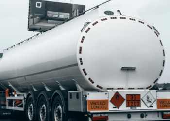 Caminhoneiros avaliam paralisações diante da alta do diesel. Entidades negam greve nacional, mas impactos já preocupam logística e abastecimento.