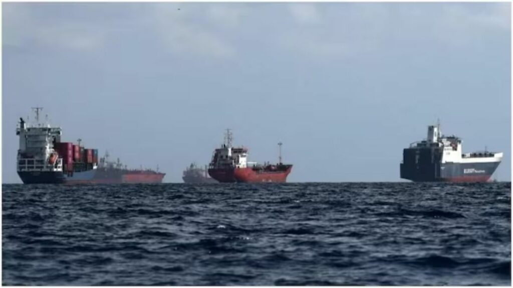 Navios deixam China e seguem para Índia em meio a sanções.