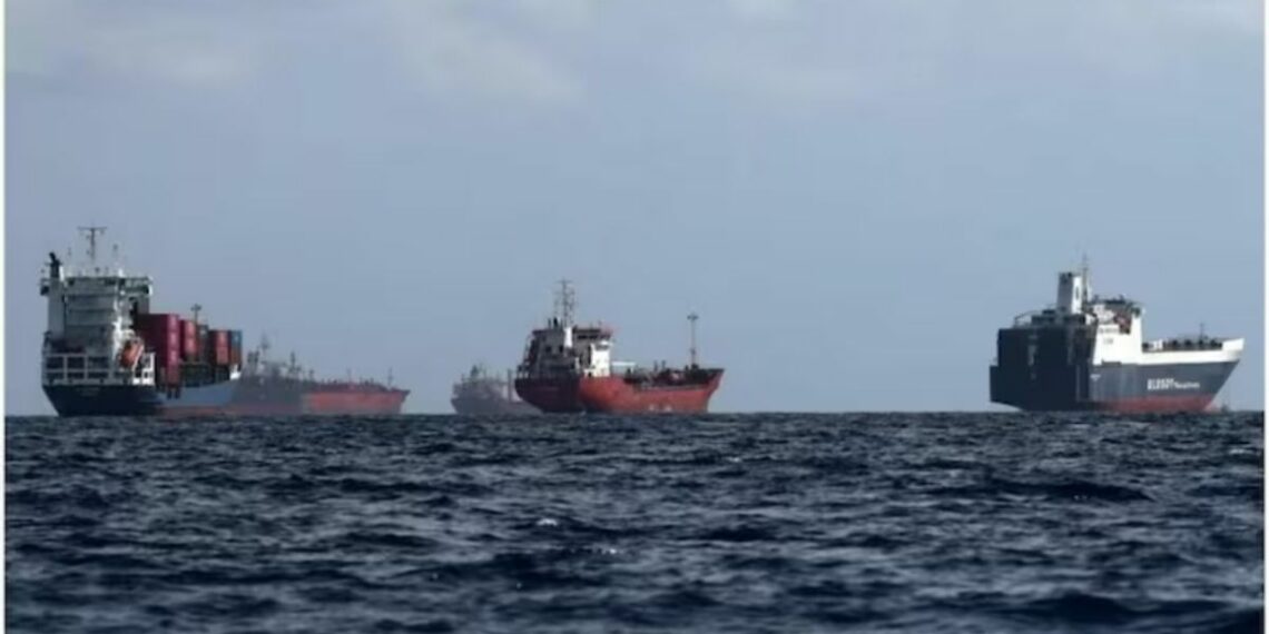 Navios deixam China e seguem para Índia em meio a sanções.