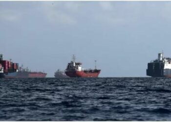 Navios deixam China e seguem para Índia em meio a sanções.