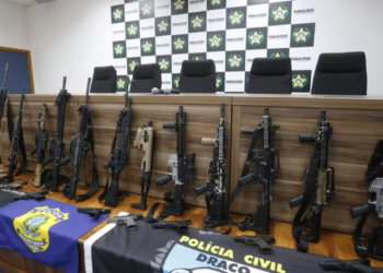 Esquema com documentos falsificados para compra de armas é alvo de operação no RJ.