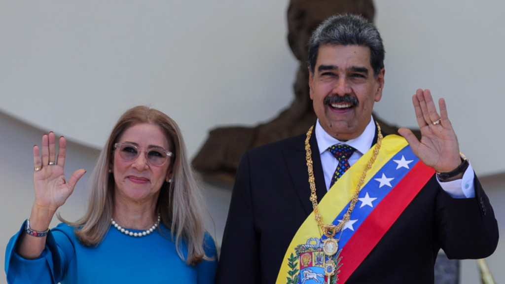 Preso nos EUA, Nicolás Maduro envia mensagem ao povo venezuelano, agradece apoio e pede união. Líder enfrenta acusações de narcoterrorismo.