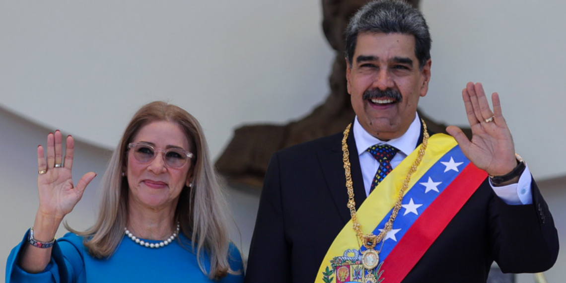Preso nos EUA, Nicolás Maduro envia mensagem ao povo venezuelano, agradece apoio e pede união. Líder enfrenta acusações de narcoterrorismo.