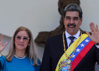 Preso nos EUA, Nicolás Maduro envia mensagem ao povo venezuelano, agradece apoio e pede união. Líder enfrenta acusações de narcoterrorismo.