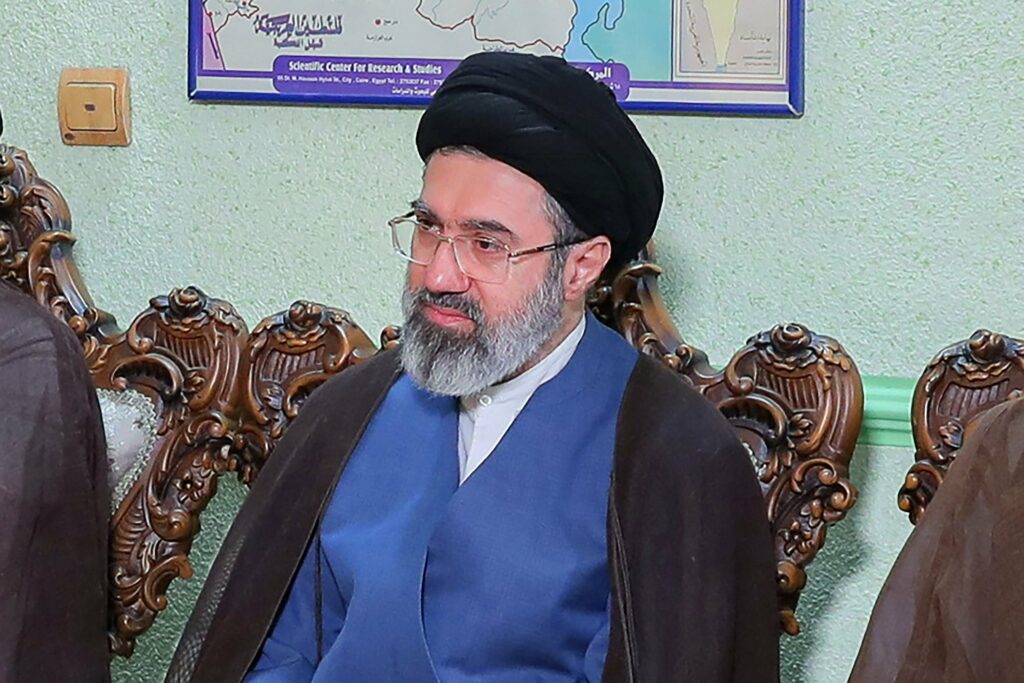 Assembleia de Especialistas escolhe Mojtaba Khamenei como novo líder supremo do Irã após a morte de Ali Khamenei, mantendo a linha política do regime.
